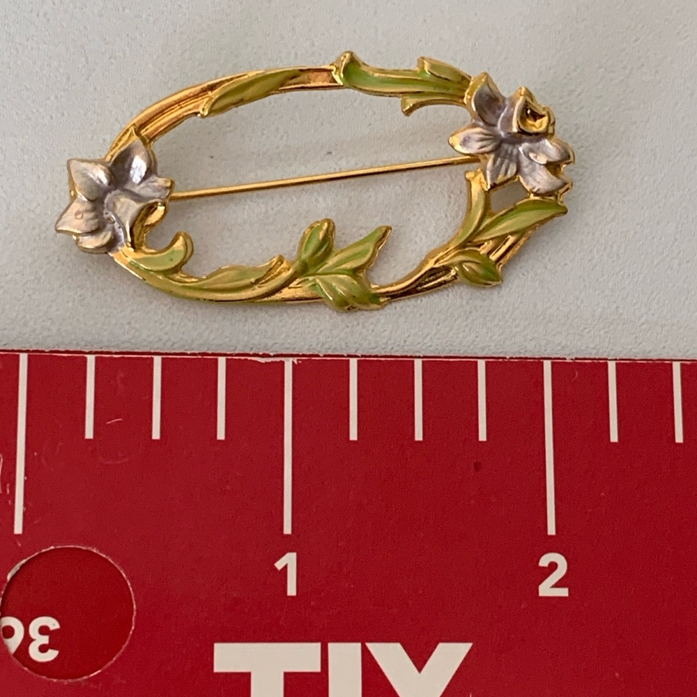 Art Nouveau Pearlized Enamel Brooch Featuring Daffodils - Picture 5 of 6
